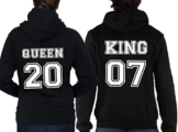2 Partner Look Hoodies "KING" mit Wunschzahl und "QUEEN" | College Look | Pärchen Pullover mit Kapuze als Geschenk Valentinstag (Schwarz) -